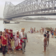 Below the Howrah Bridge a Marwari bride and groom after rites by the Ganges, Calcutta (1968). Copyright © 2015 Succession Raghubir Singh, courtesy Jhaveri Contemporary